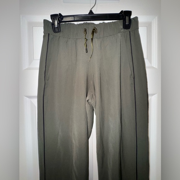 Lululemon On the Right olive Track Pant. Size 4.  VGUC - Picture 4 of 13